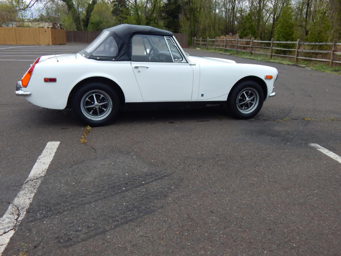 1972 White /Black MG Midget (GAN5UC10613) with an 4 cylinder engine, 4 speed manual transmission, located at 6528 Lower York Road, New Hope, PA, 18938, (215) 862-9555, 40.358707, -74.977882 - Here for sale is very nice 1972 MG Midget convertible. Under the hood is a 4 cylinder which puts power to the rear wheels via a 4 speed manual transmission. Features include; black vinyl interior in great shape, wooden shift knob, AM/FM/CD, Sony head unit, Black vinyl convertible top, chrome bumpe - Photo#5